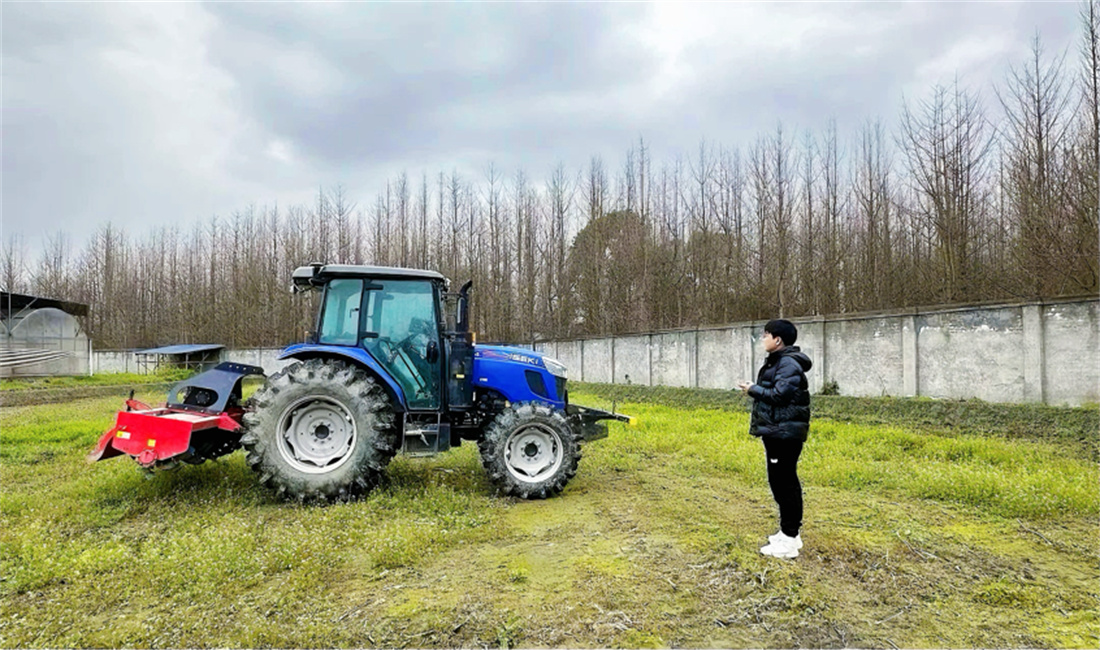 農戶正在通過手機操控拖拉機.jpg